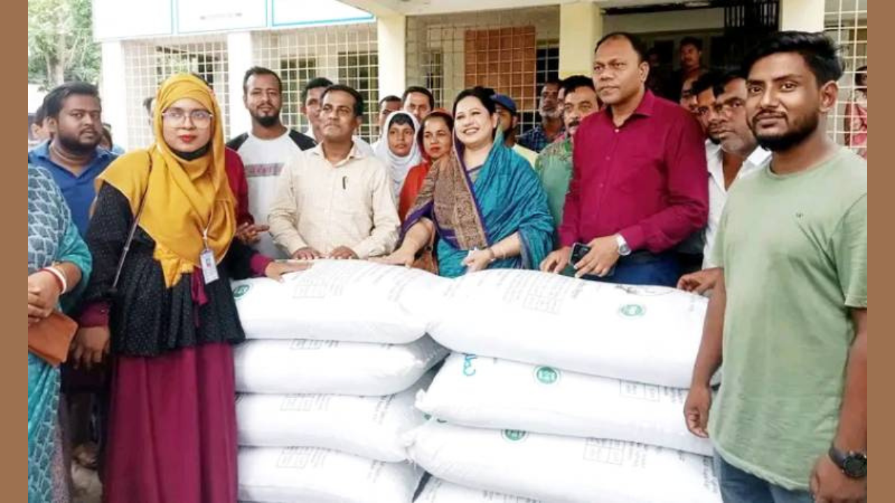 গৌরীপুরে ডেইরী উন্নয়ন প্রকল্পের আওতায় খামারিদের মাঝে খাদ্য বিতরণ