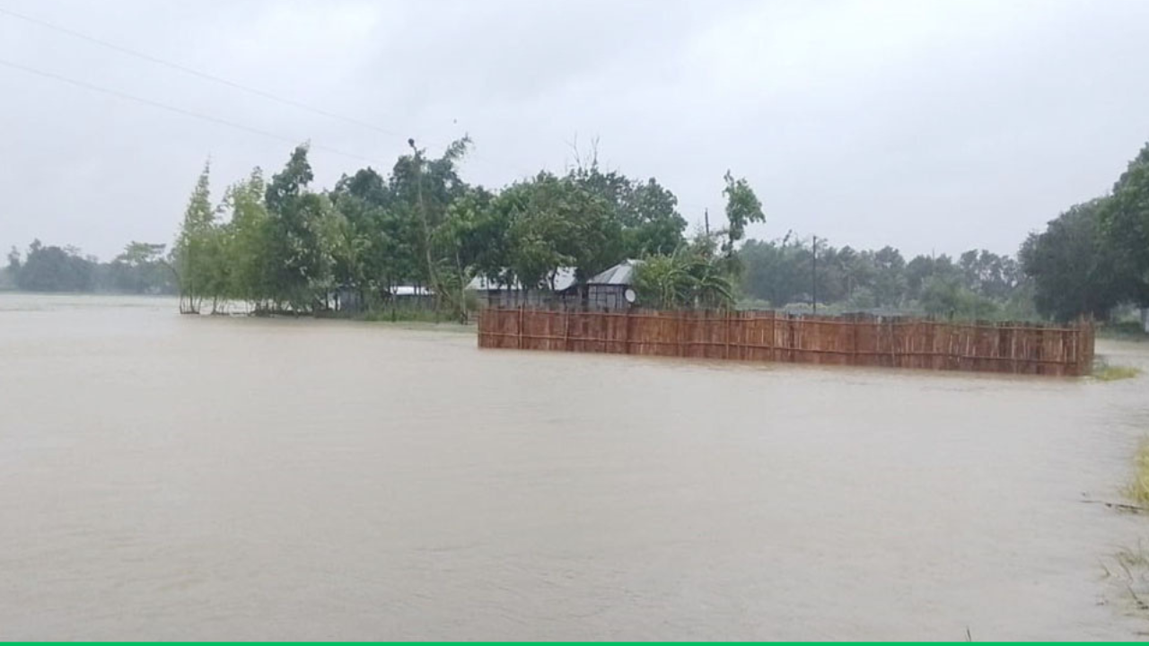 ধলাই নদীর বাঁধ ভেঙ্গে নিম্নাঞ্চল প্লাবিত