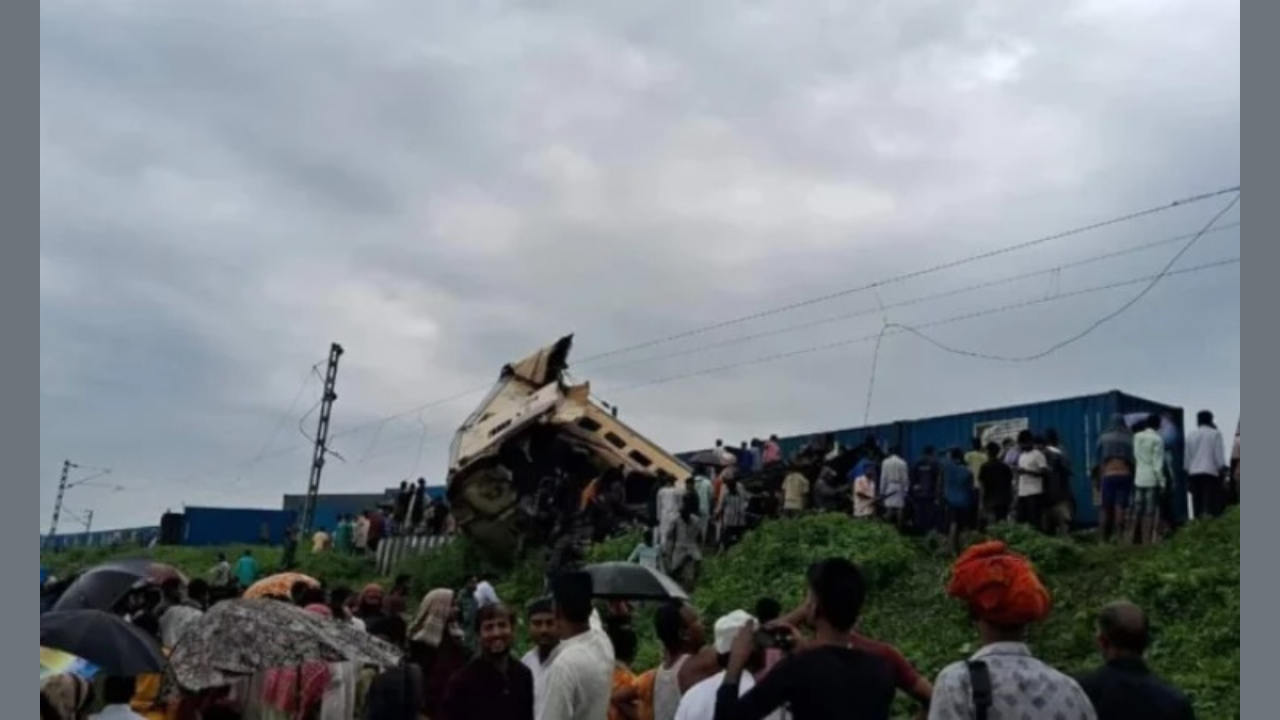 দার্জিলিংয়ে ট্রেন দুর্ঘটনায় নিহতের সংখ্যা বেড়ে ১৫