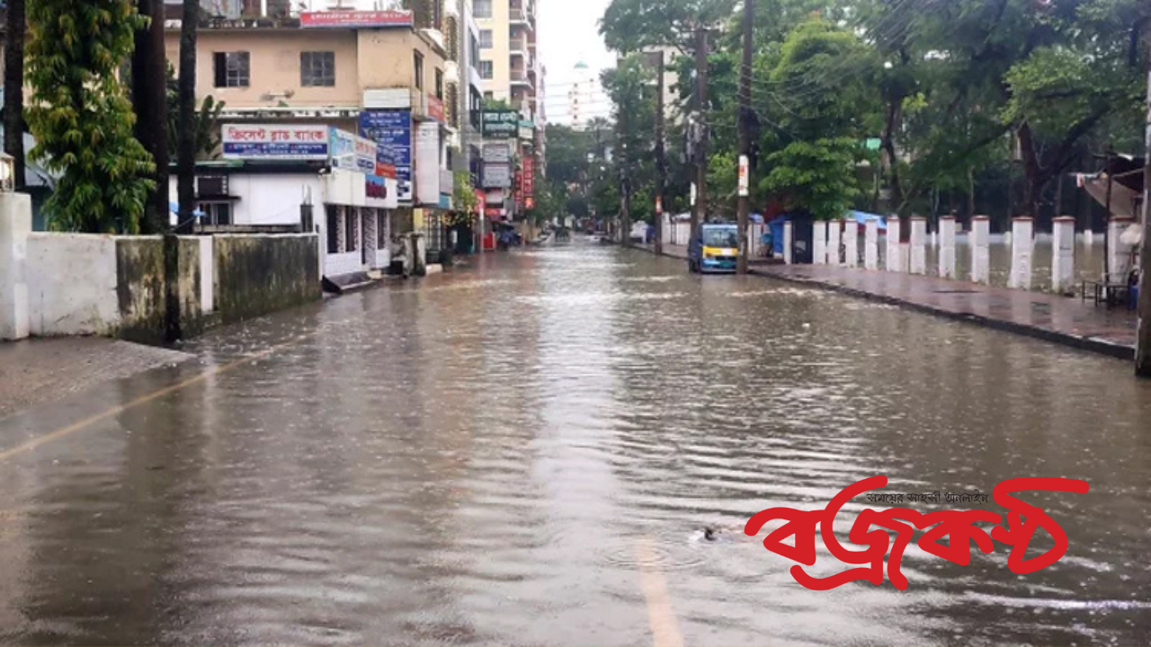 পানিতে তলিয়ে গেছে সিলেট নগরীর অনেক এলাকা, মসজিদে ঈদের নামাজ আদায়