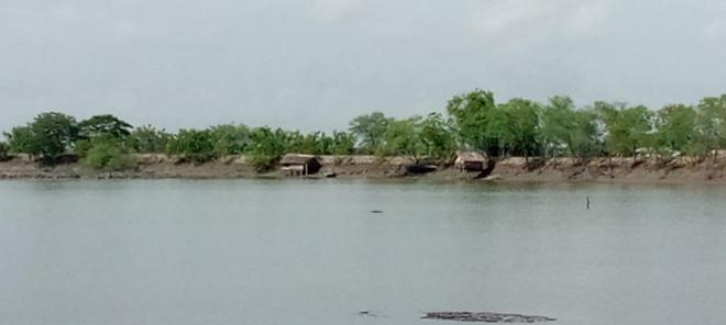 রেমালে ক্ষতিগ্রস্ত এলাকা পরিদর্শন করে কেউ; বেড়িবাঁধ ভেঙে ৪টি ইউনিয়ন প্লাবিত হওয়ার আশঙ্কা