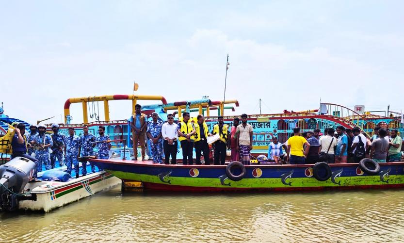 চাঁদপুরে বাল্কহেড অবৈধ বালুর ড্রেজার স্পিডবোটসহ আটক ৪৩