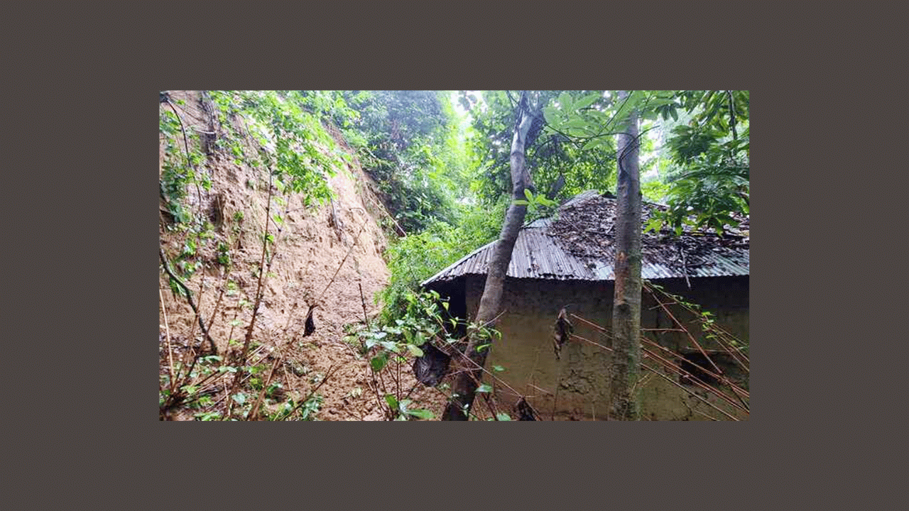 কক্সবাজারে পাহাড় ধসে গৃহবধূর মৃত্যু