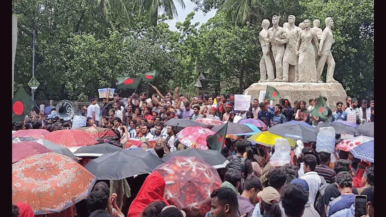 রাজু ভাস্কর্যের সামনে কোটাবিরোধী শিক্ষার্থীদের অবস্থান