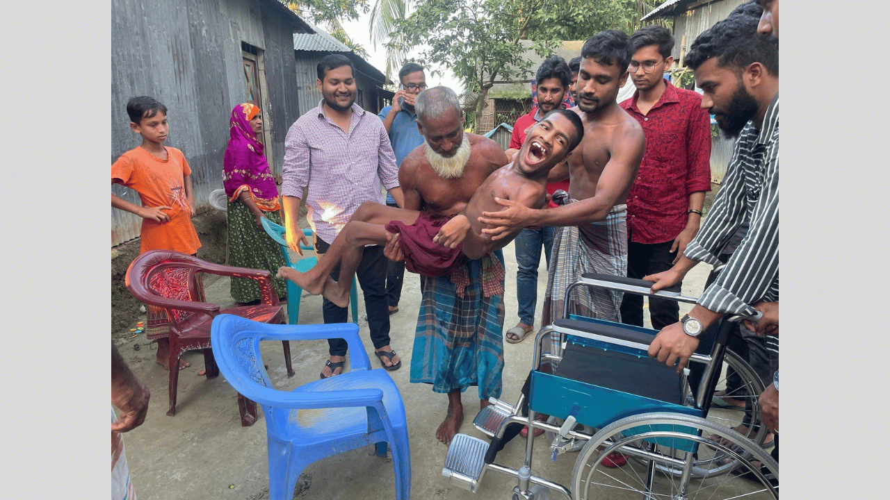 বিশেষ চাহিদা সম্পন্ন শিশুর মুখে হাসি ফোটালেন রিয়েল সরকার