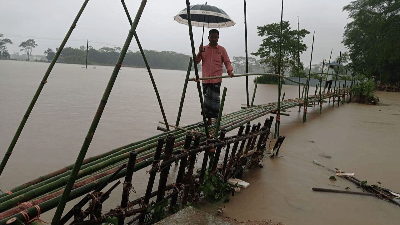 স্বেচ্ছাশ্রমে ৫০০ শত ফুট লম্বা সাঁকো