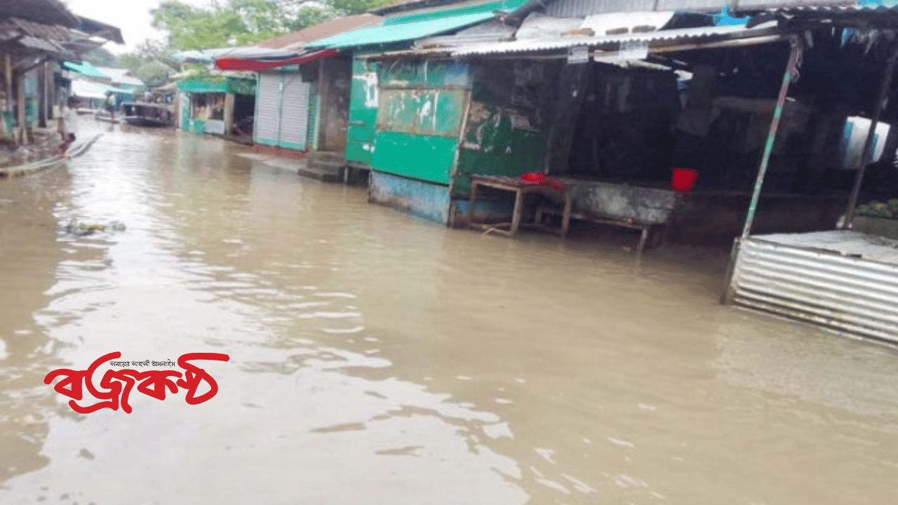 টানা বৃষ্টিতে বিপাকে  নিম্নআয়ের মানুষ