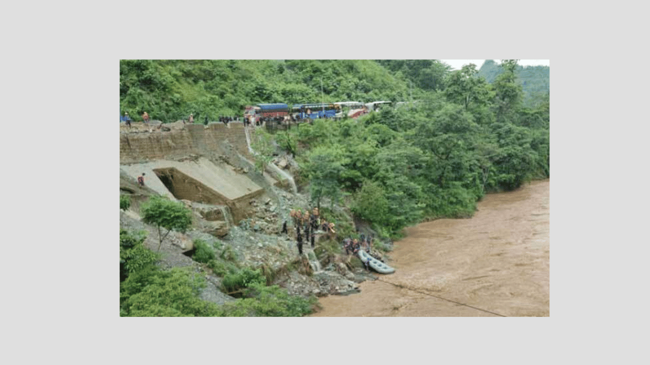 নেপালে ভূমিধসে নদীতে ছিটকে পড়ল দুই বাস, নিখোঁজ ৬০