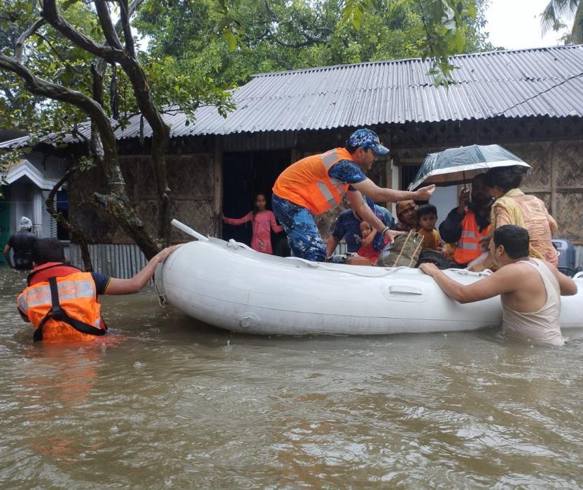 ফেনী জেলার বন্যার্তদের উদ্ধার ও ত্রাণ বিতরণ করছে কোস্টগার্ড