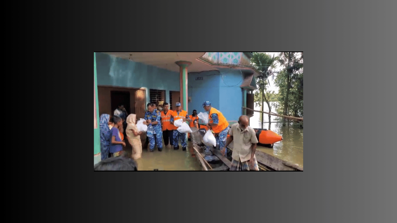 মৌলভীবাজারে বন্যাদুর্গতদের ত্রাণ   সহায়তা দিলো কোস্টগার্ড