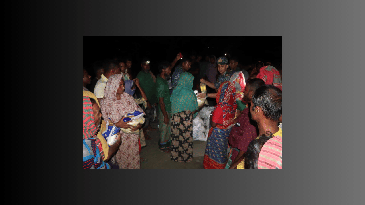 পাইকগাছায় বন্যাদুর্গতদের চিকিৎসা   ও ত্রাণ বিতরণ করেছে নৌবাহিনী