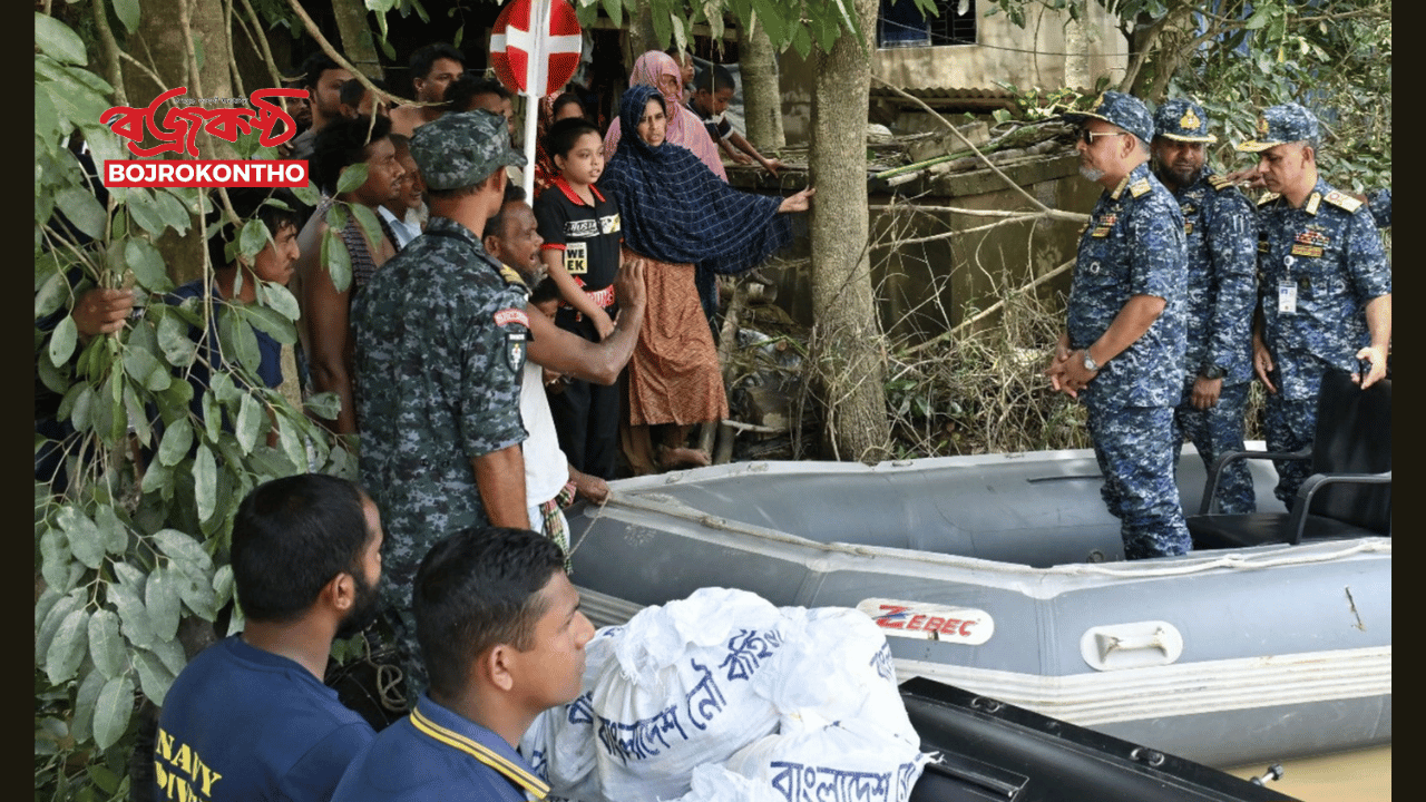 বন্যাকবলিত ফেনী জেলা পরিদর্শন  করলেন নৌবাহিনী প্রধান