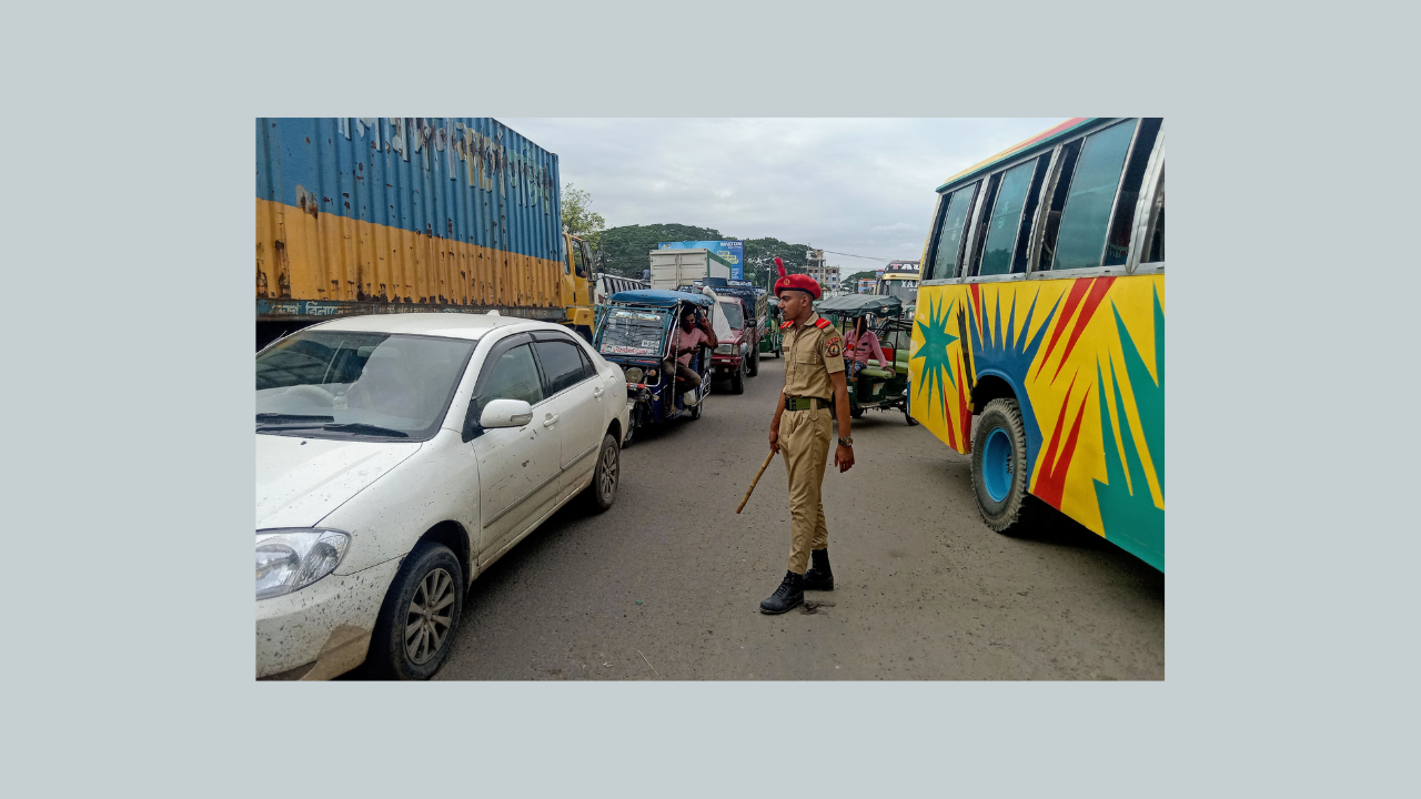 মাধবপুরের মহাসড়কে নেই ট্রাফিক পুলিশ’ নিয়ন্ত্রণ করছে শিক্ষার্থীরা