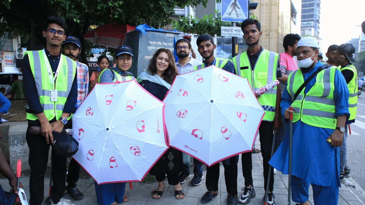 স্বেচ্ছাসেবী শিক্ষার্থীদের মাঝে ফুডপ্যান্ডা’র ছাতা বিতরণ