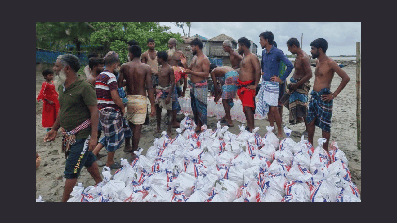 বন্যার্তদের পাশে মোংলার শেখ আব্দুল হাই ফাউন্ডেশন