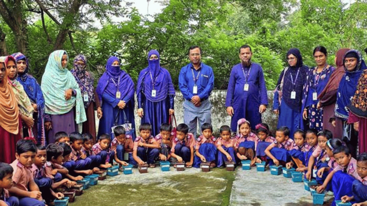 আল্লারদর্গা সরকারি প্রাথমিক বিদ্যালয়ের প্রাক প্রাথমিকের শিক্ষার্থীকে নাম সম্বলিত একটি করে টব ও কাঁঠাল বীজ বিতরণ