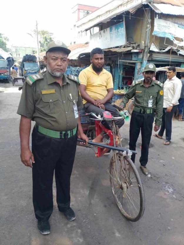 তেরখাদার সড়কে ট্রাফিকের দায়িত্বে আনসার