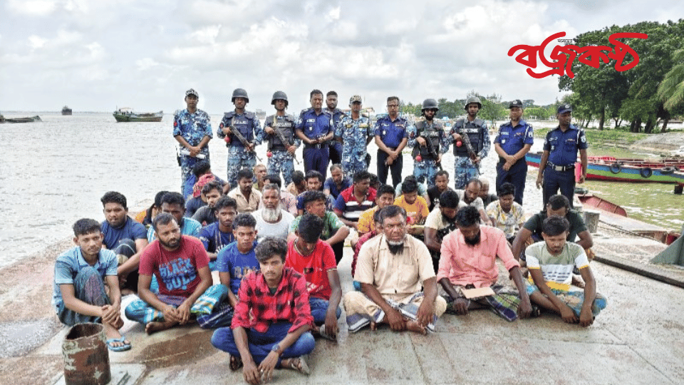 চাঁদপুরে অবৈধভাবে বালু উত্তোলনকালে  বাল্কহেড ড্রেজারসহ আটক ৩৩