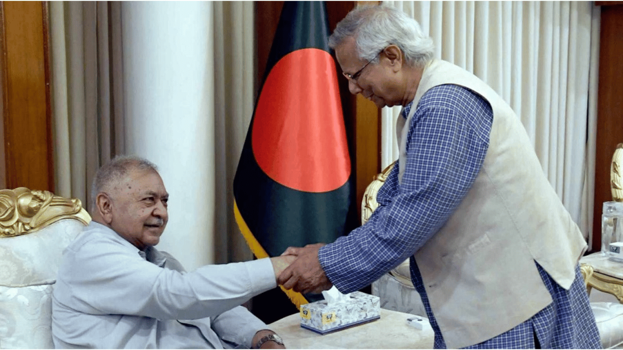 সংবিধান সংশোধনে ড. কামালের কাছে প্রস্তাব চেয়েছেন ড. ইউনূস - ড. কামাল হোসেন ও প্রধান উপদেষ্টা ড. মুহাম্মদ ইউনূস। ছবি: সংগৃহীত