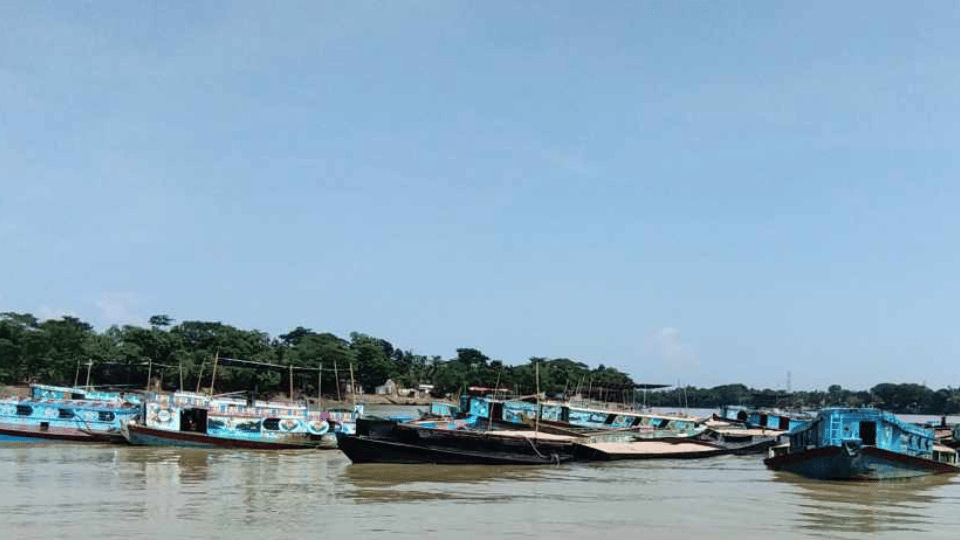 ধোপাজান নদীতে সেনা বাহিনীর নজরদারীর পরও  ৮৭টি স্টিলবডি নৌকায় বালি চুরির মহোৎসব