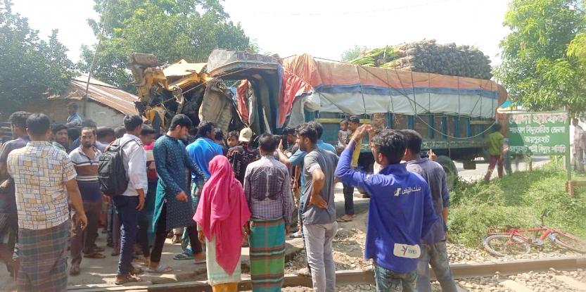 জয়পুরহাটে রেলক্রসিংয়ে থেমে যায় ট্রাক, ট্রেনের ধাক্কা