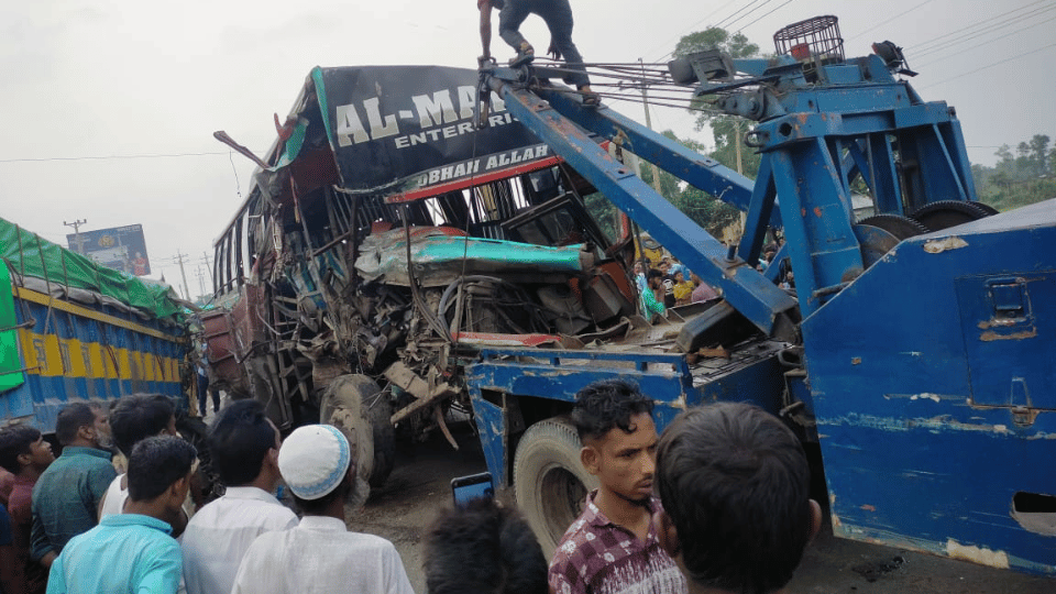 মাধবপুরে বাস- ট্রাকের সংঘর্ষে নিহত ১ নারী সহ আতহ ১০