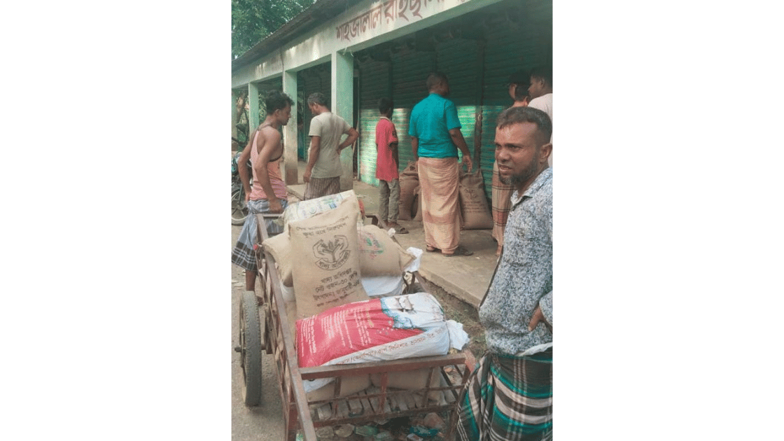 উপকারভোগী গরীবের চাল অবাধে বিত্রিু,আটক ১৩বস্তা ছাতকে ইউপি চেয়ারম্যান ও  আওয়ামীলীগ নেতার ছেলে কান্ড!