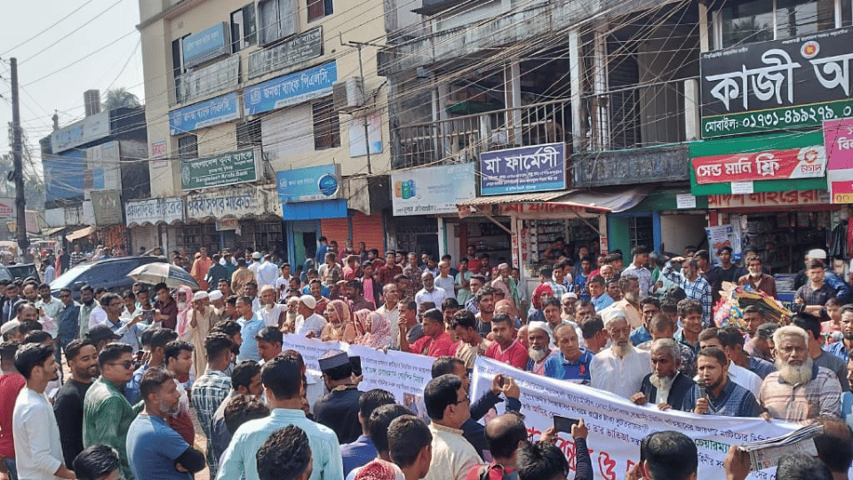 সুনামগঞ্জে ফ্যাসিস্ট আওয়ামীলীগ নেতা আমির হোসেন রেজাকে গ্রেফতারের দাবীতে মানববন্ধন