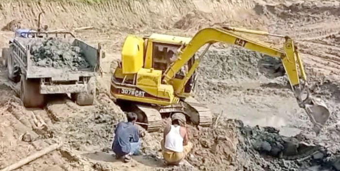 ফুলবাড়ীতে চলছে অবৈধ ভাবে বালু ও মাটি কাটার উৎসব