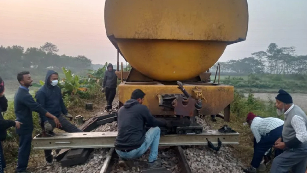 সিলেটে ট্রেনের লাইনচ্যুত বগী উদ্ধার