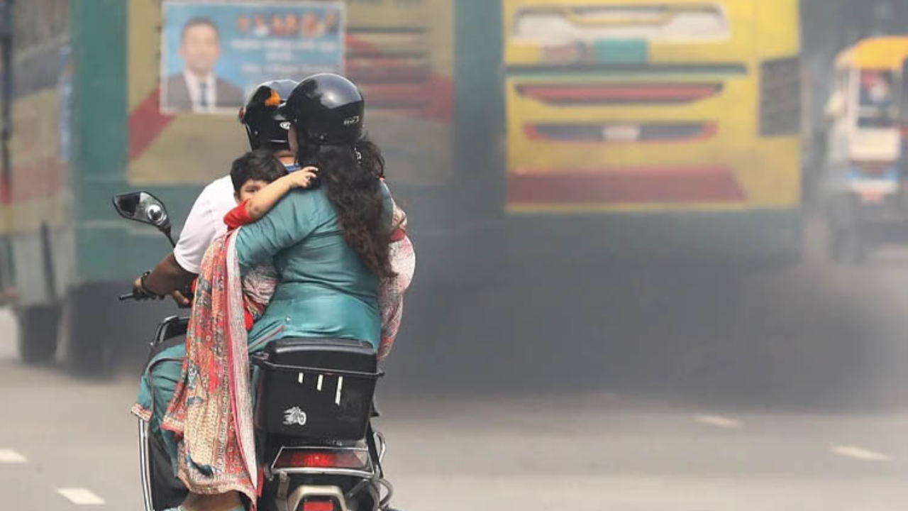 ছুটির দিনেও বায়ুদূষিত শহরের তালিকায় শীর্ষে ঢাকা