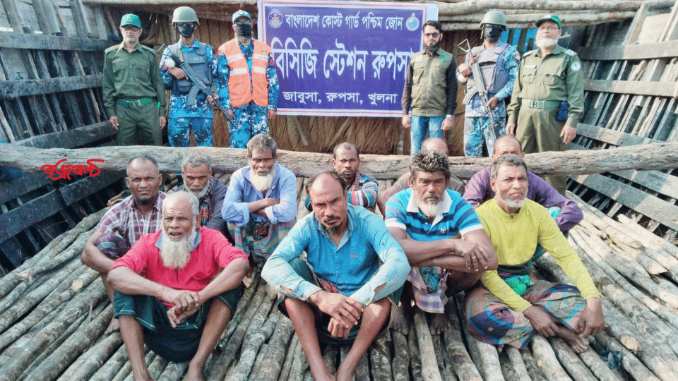 সুন্দরবন থেকে চুরি করা কাঠসহ ১০ জনকে আটক করেছে কোস্টগার্ড